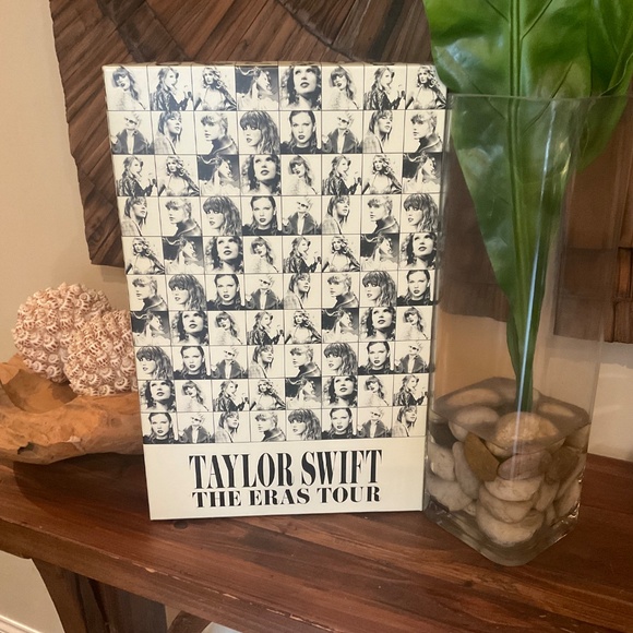Taylor Swift The Eras Tour Official VIP USA Box - Picture 2 of 4